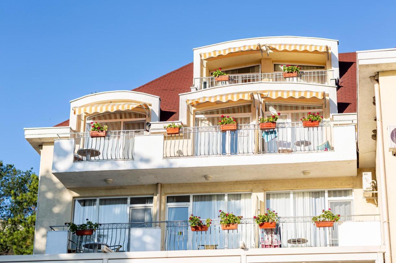 Helios Hotel Balchik Bagian luar foto
