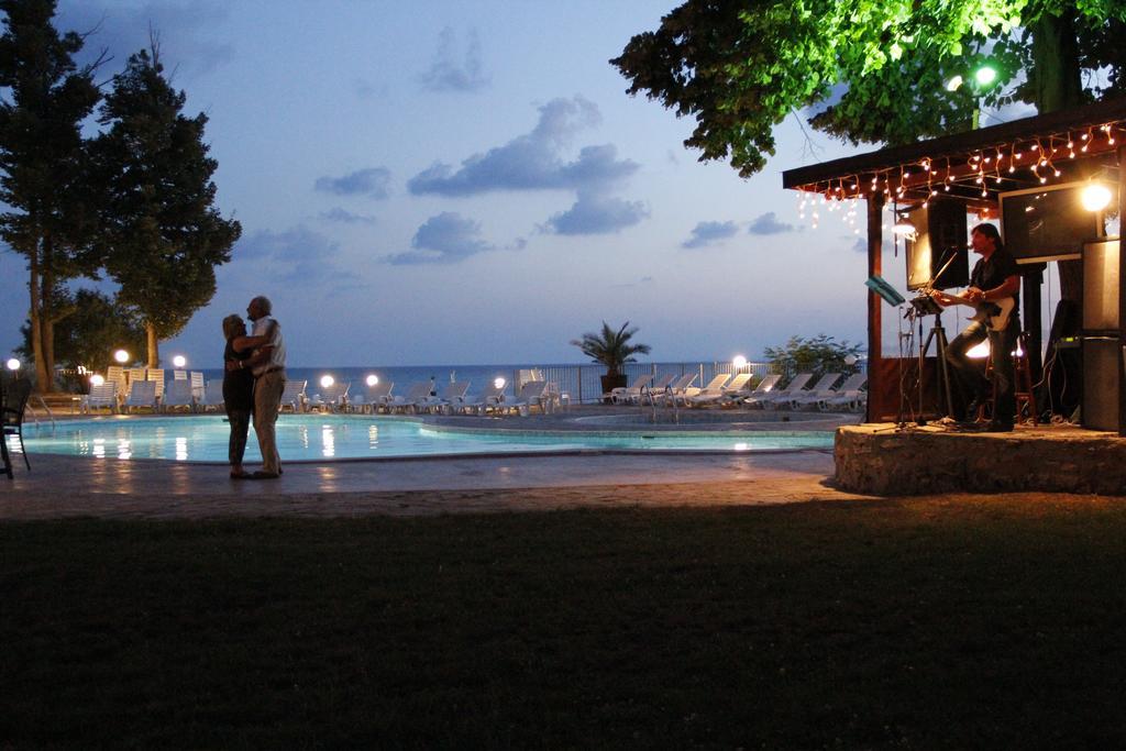 Helios Hotel Balchik Bagian luar foto