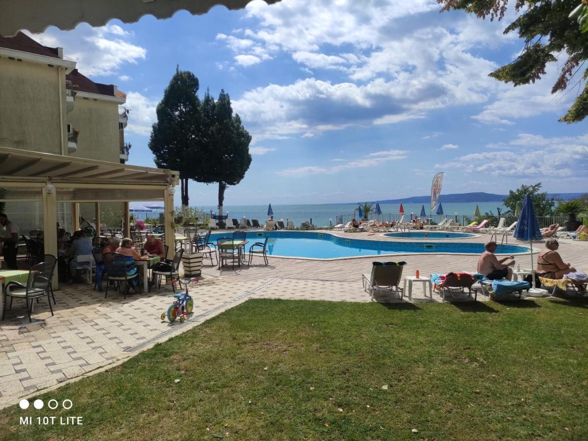 Helios Hotel Balchik Bagian luar foto