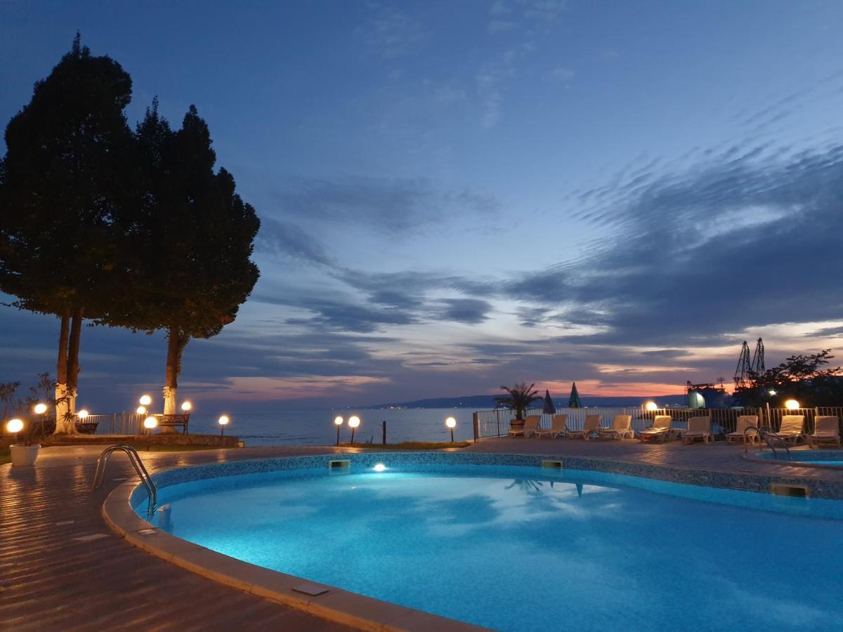 Helios Hotel Balchik Bagian luar foto