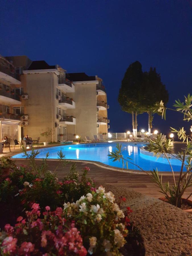 Helios Hotel Balchik Bagian luar foto