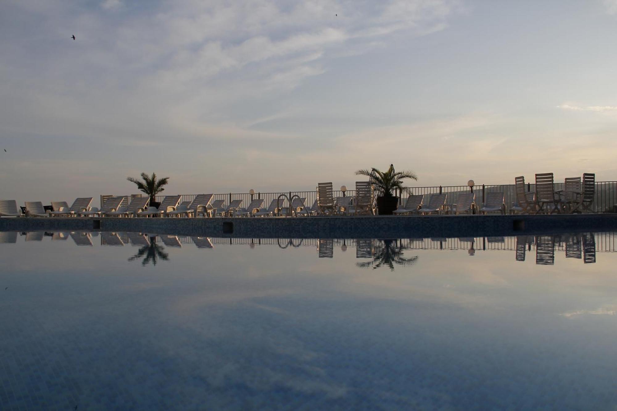Helios Hotel Balchik Bagian luar foto