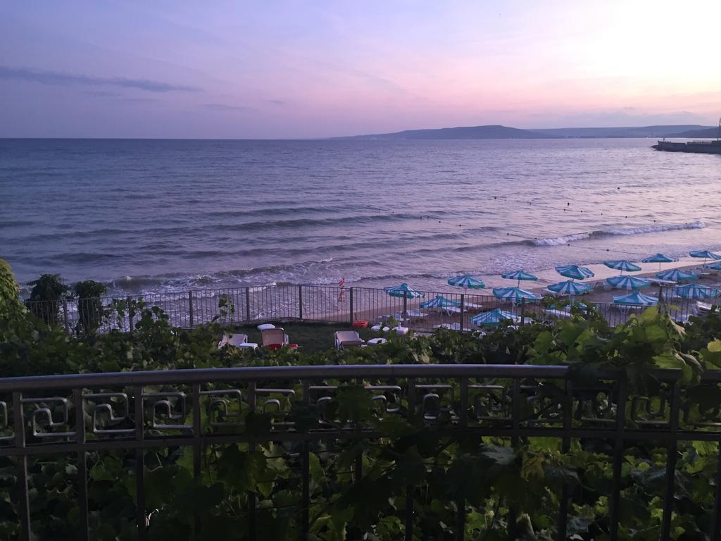Helios Hotel Balchik Bagian luar foto